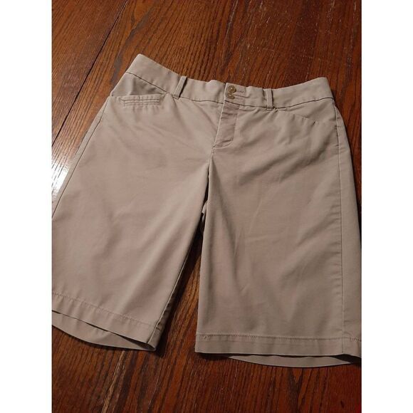 Size 8 Dockers Khaki Tan Double Button Flat Front Mid Rise Bermuda Shorts Pocket - Picture 1 of 3